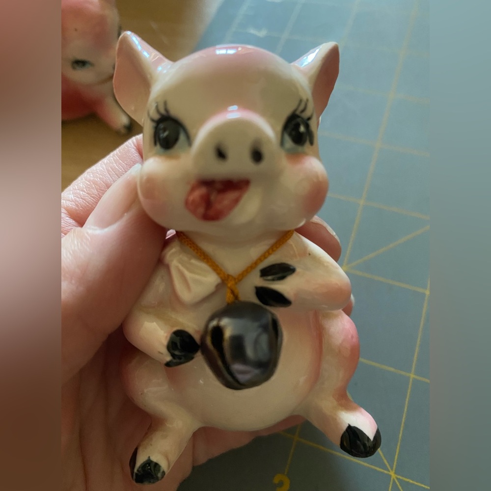 60s anthropomorphic cow & baby cow salt & pepper shakers - bells on neck -Japan - Picture 2 of 11